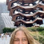 Martina Klein Instagram - Nueva York Mix 2 Encabezo carrusel con nuestra única foto juntos de toda la semana en Little Italy, al fin y al cabo el viaje es por él, por su trabajo, y nosotras “nos sacrificamos” conociendo y reconociendo la ciudad. Te amamos @alexcorretja74 ❤️ 2- Le tuvimos un día para pasear con nosotras y le llevamos a hacer manualidades, una costumbre muy nuestra: pintamos cerámica al principio del viaje y la recogemos al final. Nos hacemos nuestro propio souvenir en @colormemine . Si te equivocas de color, rascas 😖🔈. 3- Lo del tenis 🎾 sí que se le da bien a @alexcorretja74 . Aquí con @babsschett y @matswilanderofficial en el @usopen . 4 y 5- paseo favorito por el Greenwich village y el west village, uno de los sitios donde alguna vez viví, y también los protas de mi serie favorita de la vida, Friends. Por cierto, el tufazo a porro por toda la ciudad no tiene nombre, bueh, sí lo tiene: es legal para el consumo. No te acostumbras pero al final ya no te importa tanto 🥴💫 6- Si quieres puedes comer muy sano en NY, porque lo mismo venden porquería en cada esquina como zumos naturales y fruta cortada. Mi zumo: 🥕 🍍 🥭 😋 7 y 8- mis recomendaciones absolutas: la maravillosa Little Island, un parque público y verde🌲🌿ganado al río, y el High Line ( paseo del antiguo ferrocarril) empezando por The Vassel. 9 y 10 -Y mi recomendación para NO IR al museo de los Helados. Un timo. Ahorrároslo. Como anécdota, si yo fuese un helado, me llamaría chocotina 🍫🥳 Y todo el amor a las que me acompañan en la sombra de la pared (Eri y Aro) el mejor equipo para recorrer Manhattan en una frenética semana 👩‍👧❤️.