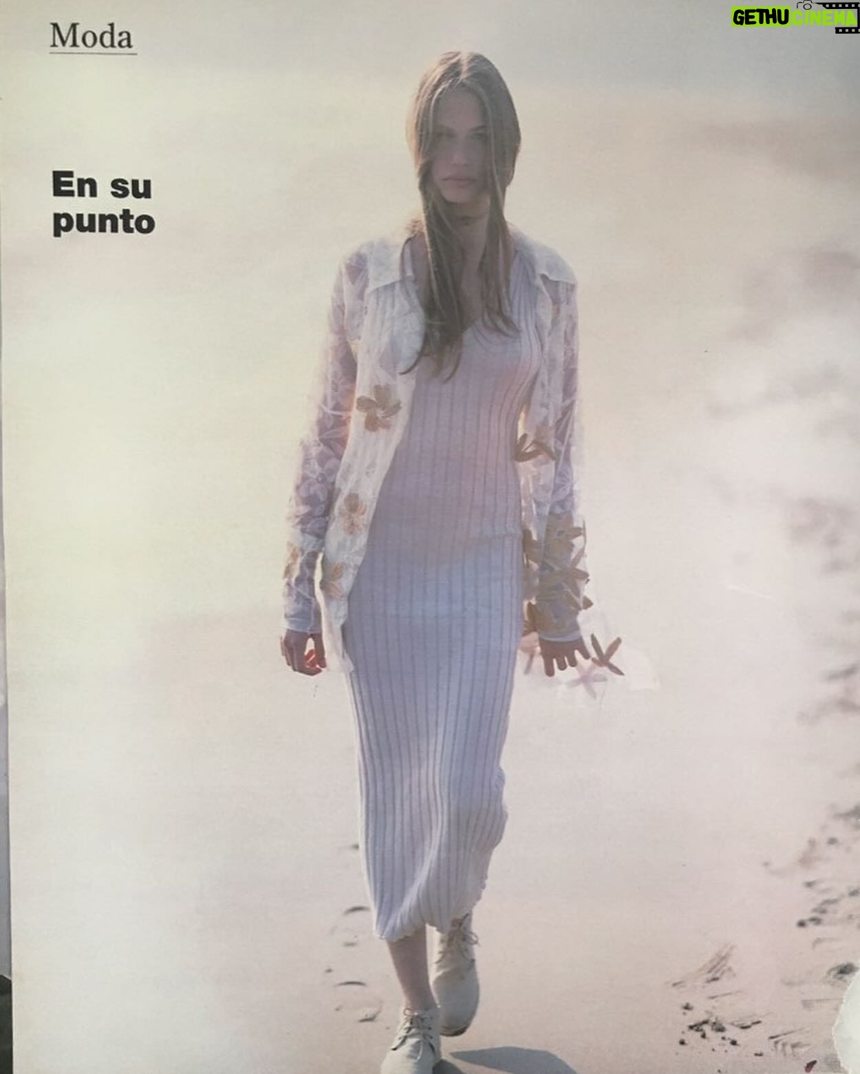 Martina Klein Instagram - Joven y beige 🍦 #tbt 1993 aprox por las playas de Gavá. DebĂa de hacer frĂo, yo me lo veo en la cara. Los tĂpicos reportajes de verano que se hacen con la piel muy blanca y los pies helados sobre la arena frĂa ¡con lo que quema unos meses más tarde!