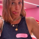 Martina Klein Instagram - Nueva York Mix 2 Encabezo carrusel con nuestra única foto juntos de toda la semana en Little Italy, al fin y al cabo el viaje es por él, por su trabajo, y nosotras “nos sacrificamos” conociendo y reconociendo la ciudad. Te amamos @alexcorretja74 ❤️ 2- Le tuvimos un día para pasear con nosotras y le llevamos a hacer manualidades, una costumbre muy nuestra: pintamos cerámica al principio del viaje y la recogemos al final. Nos hacemos nuestro propio souvenir en @colormemine . Si te equivocas de color, rascas 😖🔈. 3- Lo del tenis 🎾 sí que se le da bien a @alexcorretja74 . Aquí con @babsschett y @matswilanderofficial en el @usopen . 4 y 5- paseo favorito por el Greenwich village y el west village, uno de los sitios donde alguna vez viví, y también los protas de mi serie favorita de la vida, Friends. Por cierto, el tufazo a porro por toda la ciudad no tiene nombre, bueh, sí lo tiene: es legal para el consumo. No te acostumbras pero al final ya no te importa tanto 🥴💫 6- Si quieres puedes comer muy sano en NY, porque lo mismo venden porquería en cada esquina como zumos naturales y fruta cortada. Mi zumo: 🥕 🍍 🥭 😋 7 y 8- mis recomendaciones absolutas: la maravillosa Little Island, un parque público y verde🌲🌿ganado al río, y el High Line ( paseo del antiguo ferrocarril) empezando por The Vassel. 9 y 10 -Y mi recomendación para NO IR al museo de los Helados. Un timo. Ahorrároslo. Como anécdota, si yo fuese un helado, me llamaría chocotina 🍫🥳 Y todo el amor a las que me acompañan en la sombra de la pared (Eri y Aro) el mejor equipo para recorrer Manhattan en una frenética semana 👩‍👧❤️.