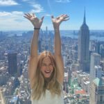 Martina Klein Instagram - Nueva York 🗽en una semana es un plan ambicioso y ansioso. En un recap no me cabe, haré dos. 1 y 2- Visita al SUMMIT🏙️. “Abarrotao” pero vale la pena. Siempre hay un rascacielos de moda que ofrece una nueva perspectiva, los americanos estas cosas las hacen muy bien. Lo de hacer espectáculo. 3, 4 y 5 - cruzar el puente de Brooklyn desde Brooklyn a Manhattan es obligatorio, y muy recomendable al atardecer. Todo es fotogénico. Cruzarlo con el mayor club de fans de @pecachin (su flia❤️) une mucho ¡Vamos Pedri! 6 y 7- Central Park en Bicicleta con las mejores compañeras de viaje 💕. Haciendo picnic, persiguiendo ardillas 🐿️ (otros años también ratas 🐀, para una miope🤓 eso puede ser un problemilla, pero he de admitir que este año se nota que hay menos) 9 y 10 - cuando su trabajo nos lo permite, incorporamos a nuestro chico a los planes @alexcorretja74 💕. Las noches eran suyas y tuvimos el enorme honor de volver a ver al @elmagopopoficial , ¡esta vez en Broadway! y como era el último día allí y están viviendo un año increíble, ¡mirad cómo estaba Antonio de emocionado! Nada es imposible y lo están demostrando con magia y mucho esfuerzo (bravo @maglari también 👏🏼👏🏼👏🏼)