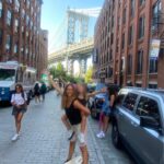 Martina Klein Instagram - Nueva York 🗽en una semana es un plan ambicioso y ansioso. En un recap no me cabe, haré dos. 1 y 2- Visita al SUMMIT🏙️. “Abarrotao” pero vale la pena. Siempre hay un rascacielos de moda que ofrece una nueva perspectiva, los americanos estas cosas las hacen muy bien. Lo de hacer espectáculo. 3, 4 y 5 - cruzar el puente de Brooklyn desde Brooklyn a Manhattan es obligatorio, y muy recomendable al atardecer. Todo es fotogénico. Cruzarlo con el mayor club de fans de @pecachin (su flia❤️) une mucho ¡Vamos Pedri! 6 y 7- Central Park en Bicicleta con las mejores compañeras de viaje 💕. Haciendo picnic, persiguiendo ardillas 🐿️ (otros años también ratas 🐀, para una miope🤓 eso puede ser un problemilla, pero he de admitir que este año se nota que hay menos) 9 y 10 - cuando su trabajo nos lo permite, incorporamos a nuestro chico a los planes @alexcorretja74 💕. Las noches eran suyas y tuvimos el enorme honor de volver a ver al @elmagopopoficial , ¡esta vez en Broadway! y como era el último día allí y están viviendo un año increíble, ¡mirad cómo estaba Antonio de emocionado! Nada es imposible y lo están demostrando con magia y mucho esfuerzo (bravo @maglari también 👏🏼👏🏼👏🏼)