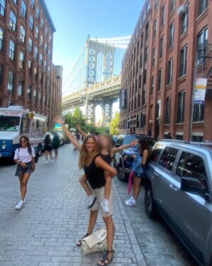 Martina Klein Instagram - Nueva York 🗽en una semana es un plan ambicioso y ansioso. En un recap no me cabe, haré dos.
1 y 2- Visita al SUMMIT🏙️. “Abarrotao” pero vale la pena. Siempre hay un rascacielos de moda que ofrece una nueva perspectiva, los americanos estas cosas las hacen muy bien. Lo de hacer espectáculo.
3, 4 y 5 - cruzar el puente de Brooklyn desde Brooklyn a Manhattan es obligatorio, y muy recomendable al atardecer. Todo es fotogénico. Cruzarlo con el mayor club de fans de @pecachin (su flia❤️) une mucho ¡Vamos Pedri!
6 y 7- Central Park en Bicicleta con las mejores compañeras de viaje 💕. Haciendo picnic, persiguiendo ardillas 🐿️ (otros años también ratas 🐀, para una miope🤓 eso puede ser un problemilla, pero he de admitir que este año se nota que hay menos)
9 y 10 - cuando su trabajo nos lo permite, incorporamos a nuestro chico a los planes @alexcorretja74 💕. Las noches eran suyas y tuvimos el enorme honor de volver a ver al @elmagopopoficial , ¡esta vez en Broadway! y como era el último día allí y están viviendo un año increíble, ¡mirad cómo estaba Antonio de emocionado! Nada es imposible y lo están demostrando con magia y mucho esfuerzo (bravo @maglari  también 👏🏼👏🏼👏🏼)