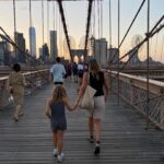 Martina Klein Instagram - Nueva York 🗽en una semana es un plan ambicioso y ansioso. En un recap no me cabe, haré dos. 1 y 2- Visita al SUMMIT🏙️. “Abarrotao” pero vale la pena. Siempre hay un rascacielos de moda que ofrece una nueva perspectiva, los americanos estas cosas las hacen muy bien. Lo de hacer espectáculo. 3, 4 y 5 - cruzar el puente de Brooklyn desde Brooklyn a Manhattan es obligatorio, y muy recomendable al atardecer. Todo es fotogénico. Cruzarlo con el mayor club de fans de @pecachin (su flia❤️) une mucho ¡Vamos Pedri! 6 y 7- Central Park en Bicicleta con las mejores compañeras de viaje 💕. Haciendo picnic, persiguiendo ardillas 🐿️ (otros años también ratas 🐀, para una miope🤓 eso puede ser un problemilla, pero he de admitir que este año se nota que hay menos) 9 y 10 - cuando su trabajo nos lo permite, incorporamos a nuestro chico a los planes @alexcorretja74 💕. Las noches eran suyas y tuvimos el enorme honor de volver a ver al @elmagopopoficial , ¡esta vez en Broadway! y como era el último día allí y están viviendo un año increíble, ¡mirad cómo estaba Antonio de emocionado! Nada es imposible y lo están demostrando con magia y mucho esfuerzo (bravo @maglari también 👏🏼👏🏼👏🏼)