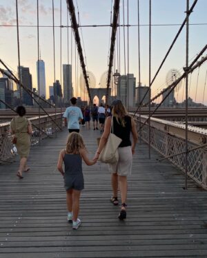 Martina Klein Instagram - Nueva York 🗽en una semana es un plan ambicioso y ansioso. En un recap no me cabe, haré dos.
1 y 2- Visita al SUMMIT🏙️. “Abarrotao” pero vale la pena. Siempre hay un rascacielos de moda que ofrece una nueva perspectiva, los americanos estas cosas las hacen muy bien. Lo de hacer espectáculo.
3, 4 y 5 - cruzar el puente de Brooklyn desde Brooklyn a Manhattan es obligatorio, y muy recomendable al atardecer. Todo es fotogénico. Cruzarlo con el mayor club de fans de @pecachin (su flia❤️) une mucho ¡Vamos Pedri!
6 y 7- Central Park en Bicicleta con las mejores compañeras de viaje 💕. Haciendo picnic, persiguiendo ardillas 🐿️ (otros años también ratas 🐀, para una miope🤓 eso puede ser un problemilla, pero he de admitir que este año se nota que hay menos)
9 y 10 - cuando su trabajo nos lo permite, incorporamos a nuestro chico a los planes @alexcorretja74 💕. Las noches eran suyas y tuvimos el enorme honor de volver a ver al @elmagopopoficial , ¡esta vez en Broadway! y como era el último día allí y están viviendo un año increíble, ¡mirad cómo estaba Antonio de emocionado! Nada es imposible y lo están demostrando con magia y mucho esfuerzo (bravo @maglari  también 👏🏼👏🏼👏🏼)