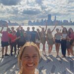 Martina Klein Instagram - Nueva York 🗽en una semana es un plan ambicioso y ansioso. En un recap no me cabe, haré dos. 1 y 2- Visita al SUMMIT🏙️. “Abarrotao” pero vale la pena. Siempre hay un rascacielos de moda que ofrece una nueva perspectiva, los americanos estas cosas las hacen muy bien. Lo de hacer espectáculo. 3, 4 y 5 - cruzar el puente de Brooklyn desde Brooklyn a Manhattan es obligatorio, y muy recomendable al atardecer. Todo es fotogénico. Cruzarlo con el mayor club de fans de @pecachin (su flia❤️) une mucho ¡Vamos Pedri! 6 y 7- Central Park en Bicicleta con las mejores compañeras de viaje 💕. Haciendo picnic, persiguiendo ardillas 🐿️ (otros años también ratas 🐀, para una miope🤓 eso puede ser un problemilla, pero he de admitir que este año se nota que hay menos) 9 y 10 - cuando su trabajo nos lo permite, incorporamos a nuestro chico a los planes @alexcorretja74 💕. Las noches eran suyas y tuvimos el enorme honor de volver a ver al @elmagopopoficial , ¡esta vez en Broadway! y como era el último día allí y están viviendo un año increíble, ¡mirad cómo estaba Antonio de emocionado! Nada es imposible y lo están demostrando con magia y mucho esfuerzo (bravo @maglari también 👏🏼👏🏼👏🏼)