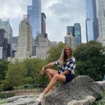 Martina Klein Instagram - Nueva York 🗽en una semana es un plan ambicioso y ansioso. En un recap no me cabe, haré dos. 1 y 2- Visita al SUMMIT🏙️. “Abarrotao” pero vale la pena. Siempre hay un rascacielos de moda que ofrece una nueva perspectiva, los americanos estas cosas las hacen muy bien. Lo de hacer espectáculo. 3, 4 y 5 - cruzar el puente de Brooklyn desde Brooklyn a Manhattan es obligatorio, y muy recomendable al atardecer. Todo es fotogénico. Cruzarlo con el mayor club de fans de @pecachin (su flia❤️) une mucho ¡Vamos Pedri! 6 y 7- Central Park en Bicicleta con las mejores compañeras de viaje 💕. Haciendo picnic, persiguiendo ardillas 🐿️ (otros años también ratas 🐀, para una miope🤓 eso puede ser un problemilla, pero he de admitir que este año se nota que hay menos) 9 y 10 - cuando su trabajo nos lo permite, incorporamos a nuestro chico a los planes @alexcorretja74 💕. Las noches eran suyas y tuvimos el enorme honor de volver a ver al @elmagopopoficial , ¡esta vez en Broadway! y como era el último día allí y están viviendo un año increíble, ¡mirad cómo estaba Antonio de emocionado! Nada es imposible y lo están demostrando con magia y mucho esfuerzo (bravo @maglari también 👏🏼👏🏼👏🏼)