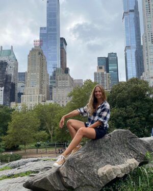 Martina Klein Instagram - Nueva York 🗽en una semana es un plan ambicioso y ansioso. En un recap no me cabe, haré dos.
1 y 2- Visita al SUMMIT🏙️. “Abarrotao” pero vale la pena. Siempre hay un rascacielos de moda que ofrece una nueva perspectiva, los americanos estas cosas las hacen muy bien. Lo de hacer espectáculo.
3, 4 y 5 - cruzar el puente de Brooklyn desde Brooklyn a Manhattan es obligatorio, y muy recomendable al atardecer. Todo es fotogénico. Cruzarlo con el mayor club de fans de @pecachin (su flia❤️) une mucho ¡Vamos Pedri!
6 y 7- Central Park en Bicicleta con las mejores compañeras de viaje 💕. Haciendo picnic, persiguiendo ardillas 🐿️ (otros años también ratas 🐀, para una miope🤓 eso puede ser un problemilla, pero he de admitir que este año se nota que hay menos)
9 y 10 - cuando su trabajo nos lo permite, incorporamos a nuestro chico a los planes @alexcorretja74 💕. Las noches eran suyas y tuvimos el enorme honor de volver a ver al @elmagopopoficial , ¡esta vez en Broadway! y como era el último día allí y están viviendo un año increíble, ¡mirad cómo estaba Antonio de emocionado! Nada es imposible y lo están demostrando con magia y mucho esfuerzo (bravo @maglari  también 👏🏼👏🏼👏🏼)
