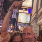 Martina Klein Instagram - Nueva York 🗽en una semana es un plan ambicioso y ansioso. En un recap no me cabe, haré dos. 1 y 2- Visita al SUMMIT🏙️. “Abarrotao” pero vale la pena. Siempre hay un rascacielos de moda que ofrece una nueva perspectiva, los americanos estas cosas las hacen muy bien. Lo de hacer espectáculo. 3, 4 y 5 - cruzar el puente de Brooklyn desde Brooklyn a Manhattan es obligatorio, y muy recomendable al atardecer. Todo es fotogénico. Cruzarlo con el mayor club de fans de @pecachin (su flia❤️) une mucho ¡Vamos Pedri! 6 y 7- Central Park en Bicicleta con las mejores compañeras de viaje 💕. Haciendo picnic, persiguiendo ardillas 🐿️ (otros años también ratas 🐀, para una miope🤓 eso puede ser un problemilla, pero he de admitir que este año se nota que hay menos) 9 y 10 - cuando su trabajo nos lo permite, incorporamos a nuestro chico a los planes @alexcorretja74 💕. Las noches eran suyas y tuvimos el enorme honor de volver a ver al @elmagopopoficial , ¡esta vez en Broadway! y como era el último día allí y están viviendo un año increíble, ¡mirad cómo estaba Antonio de emocionado! Nada es imposible y lo están demostrando con magia y mucho esfuerzo (bravo @maglari también 👏🏼👏🏼👏🏼)