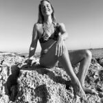 Martina Klein Instagram - Mis verakinis ❤️👙☀️ - No hay rocas suficientemente pinchudas si la foto es buena (corre haz la foto rápido 😬!) - Perdiendo la cuenta del día que es..: lunes… domingo…jueves? ¡Bendito verano! - un dos tres metiendo tripahhh - mi pulpita 🐙❤️ - ¡esa madre haciendo piscinas de arena ✌🏼😅! . . Agradecimiento especial a mis fotograf@s ocasionales: Las Érikas 👧🏼👩🏼 💕 @erika_yglesias y @alexcorretja74 , que cuando se pone, me hace fotones❤️!