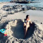 Martina Klein Instagram - Mis verakinis ❤️👙☀️ - No hay rocas suficientemente pinchudas si la foto es buena (corre haz la foto rápido 😬!) - Perdiendo la cuenta del día que es..: lunes… domingo…jueves? ¡Bendito verano! - un dos tres metiendo tripahhh - mi pulpita 🐙❤️ - ¡esa madre haciendo piscinas de arena ✌🏼😅! . . Agradecimiento especial a mis fotograf@s ocasionales: Las Érikas 👧🏼👩🏼 💕 @erika_yglesias y @alexcorretja74 , que cuando se pone, me hace fotones❤️!