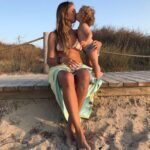 Martina Klein Instagram - Quién me iba a decir hace 6 años mientras apretaba los mofletitos de nuestra bebota que agendaríamos esta cita anual frente al mar en nuestro sitio favorito del Mediterráneo para seguir contando nuestra historia en común verano tras verano. Se une a esta ceremonia nuestra fotógrafa ocasional favorita @erika_yglesias , este año asesorada por @corseti que tiene tanto talento que algún día se dedicará profesionalmente a algo por el estilo. Y detrás de este pequeño grupo de mujeres buscando reinterpretar el momentum, toda la familia que observa de reojo mientras se da el último chapuzón de la tarde o se debaten los milímetros que separan el boliche de las bolas azules y rojas en las ruidosas partidas de petanca. Una estampa panorámica que también se guarda, junto a estas que comparto, en el archivo de nuestra memoria como recuerdos imborrables de sus fugaces infancias y nuestras frágiles y autodidactas maternidades y paternidades. ¡Menuda cachorrilla maravillosa y tremenda estamos criando 🫣, @alexcorretja74 Te amo! ¡Sí, y la toalla, que tampoco quiere faltar al evento y que sorprendentemente por ella no pasan los años!