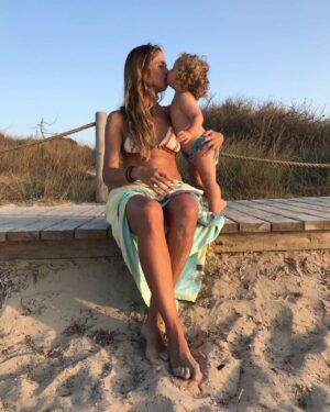 Martina Klein Instagram - Quién me iba a decir hace 6 años mientras apretaba los mofletitos de nuestra bebota que agendaríamos esta cita anual frente al mar en nuestro sitio favorito del Mediterráneo para seguir contando nuestra historia en común verano tras verano.
Se une a esta ceremonia nuestra fotógrafa ocasional favorita @erika_yglesias , este año asesorada por @corseti que tiene tanto talento que algún día se dedicará profesionalmente a algo por el estilo.
Y detrás de este pequeño grupo de mujeres buscando reinterpretar el momentum, toda la familia que observa de reojo mientras se da el último chapuzón de la tarde o se debaten los milímetros que separan el boliche de las bolas azules y rojas en las ruidosas partidas de petanca. 
Una estampa panorámica que también se guarda, junto a estas que comparto, en el archivo  de nuestra memoria como recuerdos imborrables de sus fugaces infancias y nuestras frágiles y autodidactas maternidades y paternidades.
¡Menuda cachorrilla maravillosa y tremenda estamos criando 🫣, @alexcorretja74 Te amo!
¡Sí, y la toalla, que tampoco quiere faltar al evento y que sorprendentemente por ella no pasan los años!