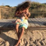 Martina Klein Instagram - Quién me iba a decir hace 6 años mientras apretaba los mofletitos de nuestra bebota que agendaríamos esta cita anual frente al mar en nuestro sitio favorito del Mediterráneo para seguir contando nuestra historia en común verano tras verano. Se une a esta ceremonia nuestra fotógrafa ocasional favorita @erika_yglesias , este año asesorada por @corseti que tiene tanto talento que algún día se dedicará profesionalmente a algo por el estilo. Y detrás de este pequeño grupo de mujeres buscando reinterpretar el momentum, toda la familia que observa de reojo mientras se da el último chapuzón de la tarde o se debaten los milímetros que separan el boliche de las bolas azules y rojas en las ruidosas partidas de petanca. Una estampa panorámica que también se guarda, junto a estas que comparto, en el archivo de nuestra memoria como recuerdos imborrables de sus fugaces infancias y nuestras frágiles y autodidactas maternidades y paternidades. ¡Menuda cachorrilla maravillosa y tremenda estamos criando 🫣, @alexcorretja74 Te amo! ¡Sí, y la toalla, que tampoco quiere faltar al evento y que sorprendentemente por ella no pasan los años!
