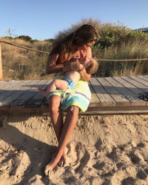 Martina Klein Instagram - Quién me iba a decir hace 6 años mientras apretaba los mofletitos de nuestra bebota que agendaríamos esta cita anual frente al mar en nuestro sitio favorito del Mediterráneo para seguir contando nuestra historia en común verano tras verano.
Se une a esta ceremonia nuestra fotógrafa ocasional favorita @erika_yglesias , este año asesorada por @corseti que tiene tanto talento que algún día se dedicará profesionalmente a algo por el estilo.
Y detrás de este pequeño grupo de mujeres buscando reinterpretar el momentum, toda la familia que observa de reojo mientras se da el último chapuzón de la tarde o se debaten los milímetros que separan el boliche de las bolas azules y rojas en las ruidosas partidas de petanca. 
Una estampa panorámica que también se guarda, junto a estas que comparto, en el archivo  de nuestra memoria como recuerdos imborrables de sus fugaces infancias y nuestras frágiles y autodidactas maternidades y paternidades.
¡Menuda cachorrilla maravillosa y tremenda estamos criando 🫣, @alexcorretja74 Te amo!
¡Sí, y la toalla, que tampoco quiere faltar al evento y que sorprendentemente por ella no pasan los años!