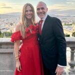 Martina Klein Instagram – Seguimos creciendo con la gala @peopleinredgala ❤️ y apoyando el trabajo de @bonaventura_clotet que anoche nos volvió a reunir con una hermosa Barcelona bajo nuestros pies para dar visibilidad a la importancia de la investigación, la prevención y la cura de las infecciones.
Un enorme honor formar parte desde hace tantos años de este fantástico evento lleno de sensibilidad, donde nos sentimos como en familia, muy especialmente gracias a ti, @janandreu_ . Fue un privilegio y un placer compartir mesa contigo y los tuyos.
¡Muchas gracias!
Mi look rojo es de @carolinaherrera con maquillaje de @diorbeauty por @noeminohales
Y Alex muy bien asesorado, como siempre, por @alislife9 y Adolfo de @luxurypurpleclubmadrid