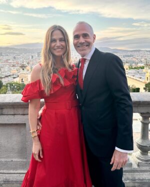 Martina Klein Instagram - Seguimos creciendo con la gala @peopleinredgala ❤️ y apoyando el trabajo de @bonaventura_clotet que anoche nos volvió a reunir con una hermosa Barcelona bajo nuestros pies para dar visibilidad a la importancia de la investigación, la prevención y la cura de las infecciones. 
Un enorme honor formar parte desde hace tantos años de este fantástico evento lleno de sensibilidad, donde nos sentimos como en familia, muy especialmente gracias a ti, @janandreu_ . Fue un privilegio y un placer compartir mesa contigo y los tuyos.
¡Muchas gracias!

Mi look rojo es de @carolinaherrera con maquillaje de @diorbeauty por @noeminohales 
Y Alex muy bien asesorado, como siempre, por @alislife9 y Adolfo de @luxurypurpleclubmadrid