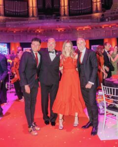 Martina Klein Instagram - Seguimos creciendo con la gala @peopleinredgala ❤️ y apoyando el trabajo de @bonaventura_clotet que anoche nos volvió a reunir con una hermosa Barcelona bajo nuestros pies para dar visibilidad a la importancia de la investigación, la prevención y la cura de las infecciones. Un enorme honor formar parte desde hace tantos años de este fantástico evento lleno de sensibilidad, donde nos sentimos como en familia, muy especialmente gracias a ti, @janandreu_ . Fue un privilegio y un placer compartir mesa contigo y los tuyos. ¡Muchas gracias! Mi look rojo es de @carolinaherrera con maquillaje de @diorbeauty por @noeminohales Y Alex muy bien asesorado, como siempre, por @alislife9 y Adolfo de @luxurypurpleclubmadrid