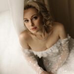 Marusya Klimova Instagram - История одного свадебного платья 👰 Оно само меня нашло, прилетело прямо домой в руках волшебниц @estelavia_wedding_dress Знаете, как в Гарри Поттере, когда не волшебник выбирает палочку, а она его 🪄 Фотографии @yulianart