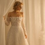 Marusya Klimova Instagram - История одного свадебного платья 👰 Оно само меня нашло, прилетело прямо домой в руках волшебниц @estelavia_wedding_dress Знаете, как в Гарри Поттере, когда не волшебник выбирает палочку, а она его 🪄 Фотографии @yulianart