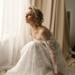 Marusya Klimova Instagram - История одного свадебного платья 👰 Оно само меня нашло, прилетело прямо домой в руках волшебниц @estelavia_wedding_dress Знаете, как в Гарри Поттере, когда не волшебник выбирает палочку, а она его 🪄 Фотографии @yulianart
