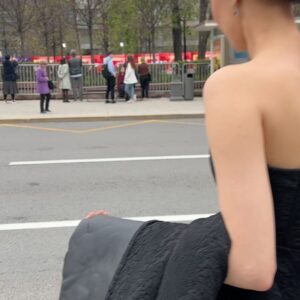Marusya Klimova Instagram - Красная дорожка церемонии закрытия 46-го ММКФ 
Мой первый и такой шикарный выход в свет в новом образе 🖤

Фото @temerina @genavramenko 

Как вам преображение? 

Команда: 

Укладка @alteregoitaly.ru @ira.rusnak.hair
Макияж @rbg.ru @alla_beauty_make
@salondolores
Платье Бренда: @vivavoxofficial
@fashionhubrussia @umagazine 

Спасибо @lili_klassen @dasha_ermakova @yasha_klassen13 @pritulenkopr