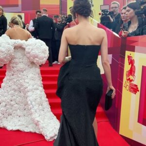 Marusya Klimova Instagram - Красная дорожка церемонии закрытия 46-го ММКФ 
Мой первый и такой шикарный выход в свет в новом образе 🖤

Фото @temerina @genavramenko 

Как вам преображение? 

Команда: 

Укладка @alteregoitaly.ru @ira.rusnak.hair
Макияж @rbg.ru @alla_beauty_make
@salondolores
Платье Бренда: @vivavoxofficial
@fashionhubrussia @umagazine 

Спасибо @lili_klassen @dasha_ermakova @yasha_klassen13 @pritulenkopr