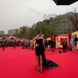 Marusya Klimova Instagram - Красная дорожка церемонии закрытия 46-го ММКФ 
Мой первый и такой шикарный выход в свет в новом образе 🖤

Фото @temerina @genavramenko 

Как вам преображение? 

Команда: 

Укладка @alteregoitaly.ru @ira.rusnak.hair
Макияж @rbg.ru @alla_beauty_make
@salondolores
Платье Бренда: @vivavoxofficial
@fashionhubrussia @umagazine 

Спасибо @lili_klassen @dasha_ermakova @yasha_klassen13 @pritulenkopr