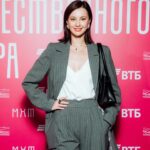 Marusya Klimova Instagram - Вчера прошла Вторая Премия Московского Художественного Театра им. А.П. Чехова ♥️ Премия поддерживает молодых и талантливых ребят во всех областях культуры и искусства ✨ Как же было красиво и как-то по особенному волнительно, ну и магия Основной сцены этого театра всегда на меня действует очень сильно ✨ Огромное спасибо за премию и этот вечер @mxat_chekhova и за приглашение @t_rumyanceva , за фото @temerina ❤️ Костюм @shumi_design Украшения любимых @attribute__shop