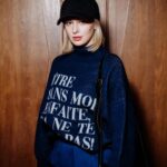 Marusya Klimova Instagram - Это я. На зрительском показе чувственной драмы «Прошлые жизни» режиссера Селин Сон. Очень красивое кино о двух людях, которые созданы друг для друга, но между ними всё время оказывается что-то большое: амбиции, океан, чужая любовь. Выгуляла новую сумочку от @highcraft.co по такому случаю, а моя дорогая @ugolphoto сфотографировала меня красиво ❤️ Спасибо за приглашение @efra_morrison 🙌🏼
