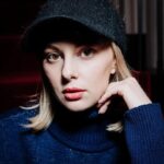 Marusya Klimova Instagram - Это я. На зрительском показе чувственной драмы «Прошлые жизни» режиссера Селин Сон. Очень красивое кино о двух людях, которые созданы друг для друга, но между ними всё время оказывается что-то большое: амбиции, океан, чужая любовь. Выгуляла новую сумочку от @highcraft.co по такому случаю, а моя дорогая @ugolphoto сфотографировала меня красиво ❤️ Спасибо за приглашение @efra_morrison 🙌🏼
