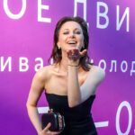 Marusya Klimova Instagram - Фестиваль «Новое движение» в великолепном Великом Новгороде 💫 На открытии я была в платье от @namelazz 🫶🏻 Спасибо за приглашение и заботу @t.rumyanceva и всей команде! Спасибо @elya_310584 🫶🏻 Фотографии @temerina @genavramenko 🫶🏻 Образ на открытие создали команды @alteregoitaly.ru и @rbg.ru 🫶🏻 мастера: @myltusova_kate @titova0703 Догадаетесь без звука, что за песня на последнем слайде?))))
