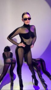 Maruv Instagram - Back to basics 😉 Backstage from the latest shoot 🤗 New music coming soon