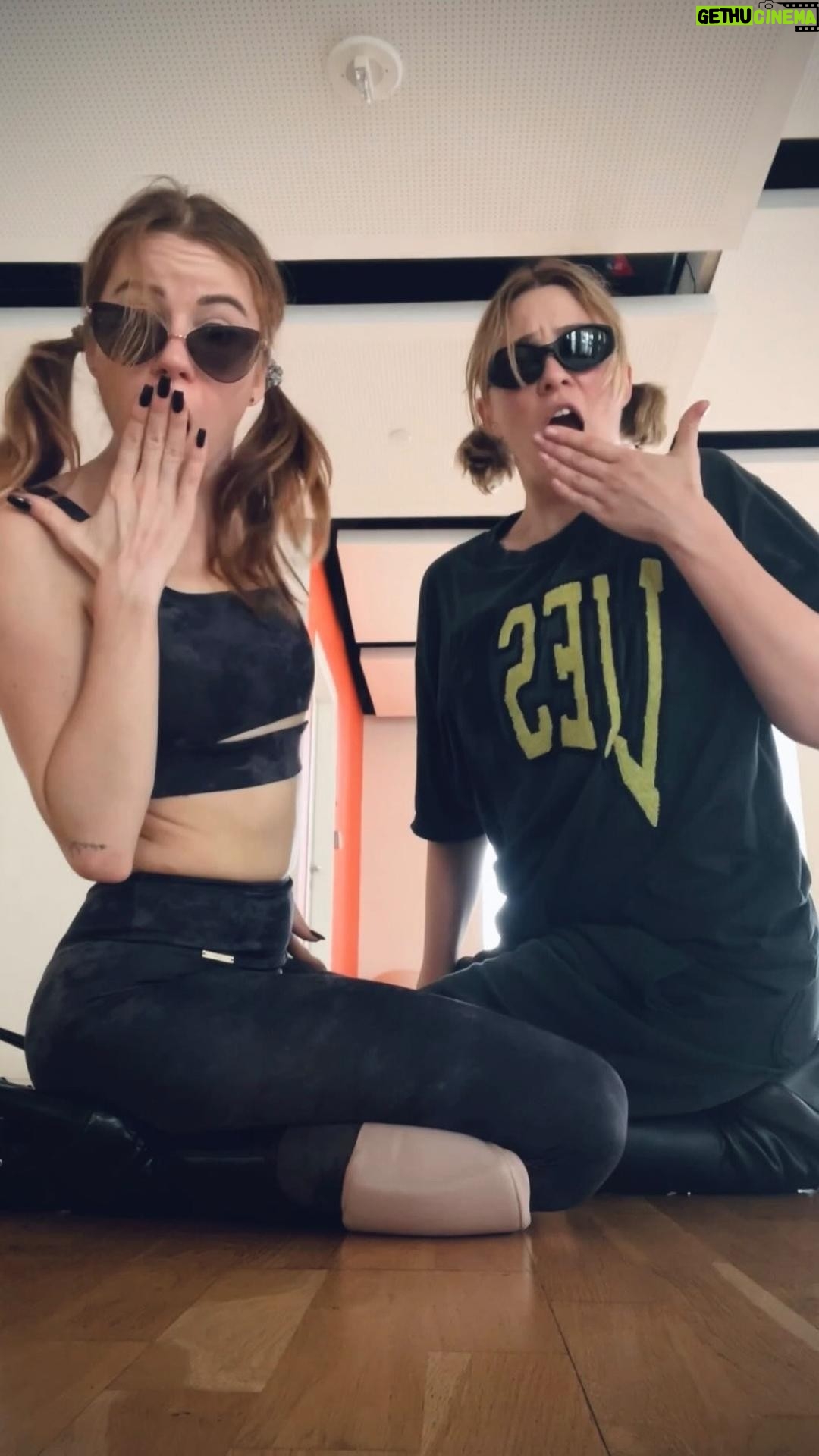 Maruv Instagram - POV: me and my bestie in GYM 🤪 Carlos es bombero, lo vi en primavera, me dijo “ yo te quiero’ , ay mami, cuanto fuego Carlos es bombero No es marinero Tampoco camarero Mi personal obrero Carlos es bombero! #CarlosEsBombero #maruv