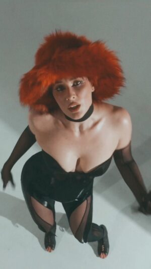 Maruv Instagram - My new song “Solo Un Beso” 🌹
Enjoy the sound 💋
