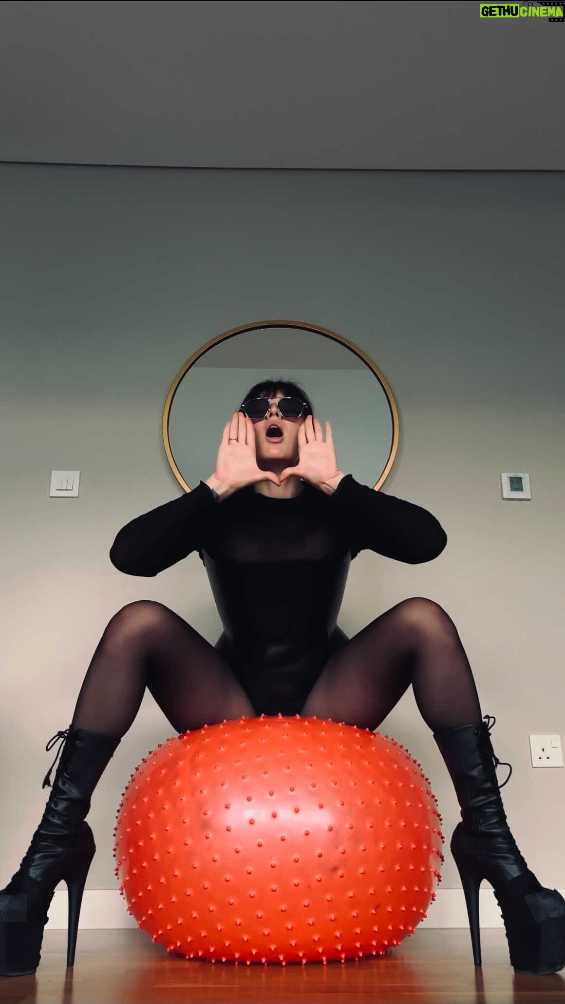 Maruv - 10.1K Likes - Itβs just a piece of the new choreography for a Candy Shop song π
What do you think?