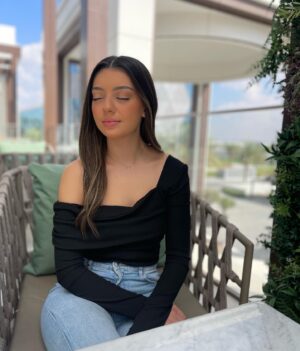 Marwa Karam Instagram - هاي حبايب، شنو رأيكم بملابس وعروضات @shein_ar لاخر السنة😍 جبتلكم كود خصم marwakrm ينطيكم 15% خصم

اختياراتي:
1. 2782019
2. 3150148
3. 11223564
4. 11664807
#sheinforall #sheinyearendsale