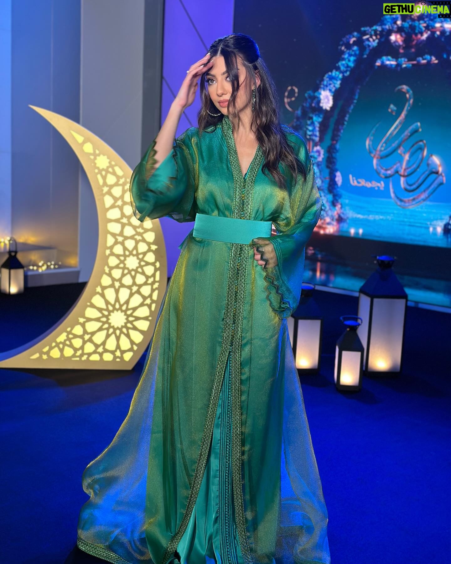 Marwa Karam Instagram - كل عام وانتو بخير وصحة وسلامة 🌙♥️ منو تابع حلقة #رمضان_يجمعنا على @mbciraqtv قفطاني من تصميم @selhyan مكياج @fatma_pro_makeup شعر @hairbymousa