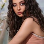 Marwa Karam Instagram - What an amazing experience working with the talented @marwakrm 🔥 And a big thank you to the rockstars @wael_lens & @attieh_iman 💞 . All products used are available in @sephoramiddleeast • @chanel.beauty water fresh tint • @tartecosmetics eyeshadow primer & concealer • @toofacedlovesmiddleeast The natural nudes eyeshadow palette • @makeupbymario Cream peach blusher • @benefitmiddleeast eyebrows pencil • @rarebeauty lip liner • @fentybeautyme fenty glow lip luminzer plumper . #makeup #makeuptransformation #beforeandafter #mydubai #beauty #makeuptransition
