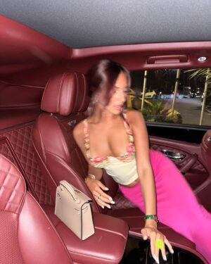 Marwa Merazka Instagram - Je suis fans de mon top bustier à fleur 😻 always by my fav @prettylittlething 

#collobarationcommerciale