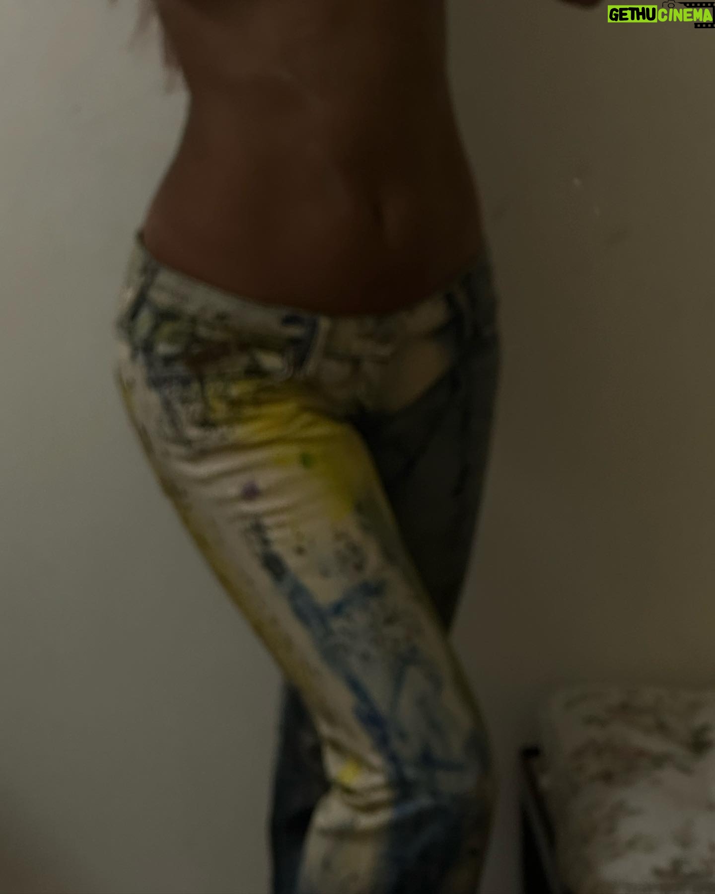 Marwa Merazka Instagram - J’espère que vous avez tous passé une bonne rentrée 📚 je vous avoue que je suis toujours sous le soleil ☀️la rentrée pour moi sera en octobre 🥰
