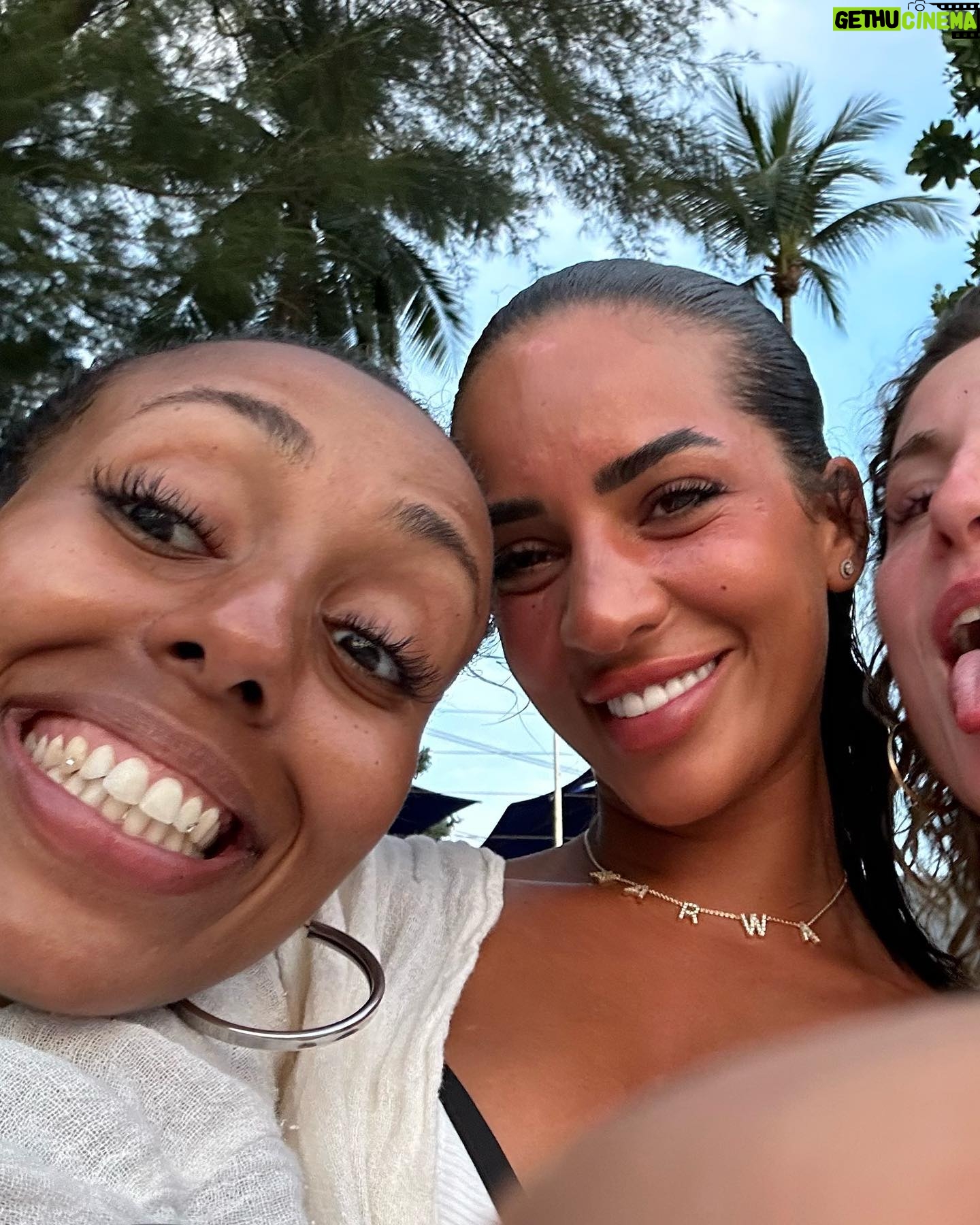 Marwa Merazka Instagram - Un petit peu de mes copines et moi en Thailand ✨💘🌴