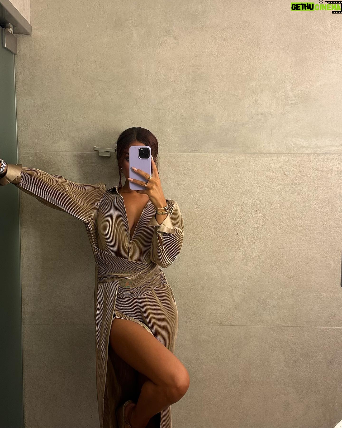 Marwa Merazka Instagram - J’espère que vous avez tous passé une bonne rentrée 📚 je vous avoue que je suis toujours sous le soleil ☀️la rentrée pour moi sera en octobre 🥰