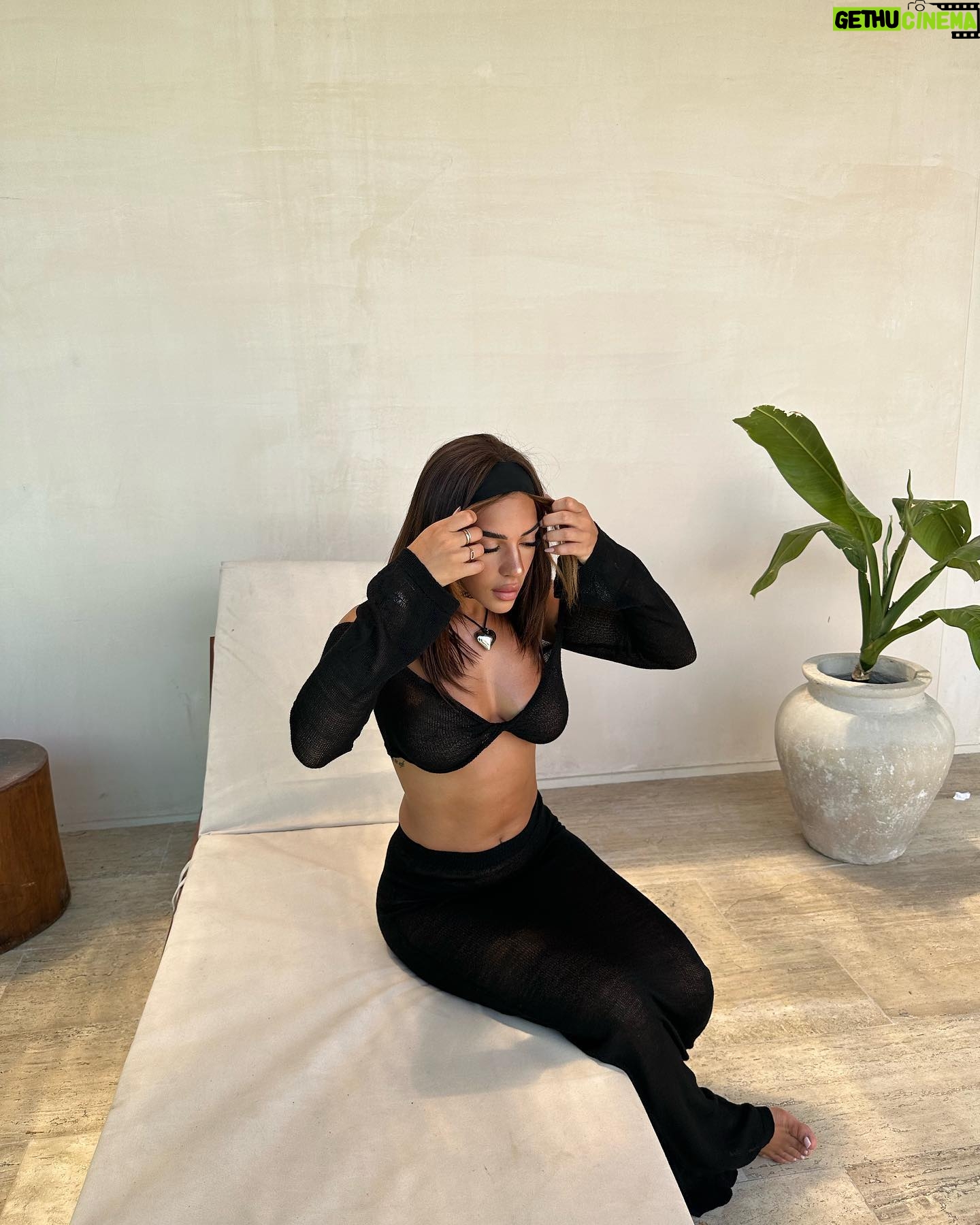 Marwa Merazka - 40.8K Likes - Mon ensemble vient de chez @boohoo les nanas 🖤