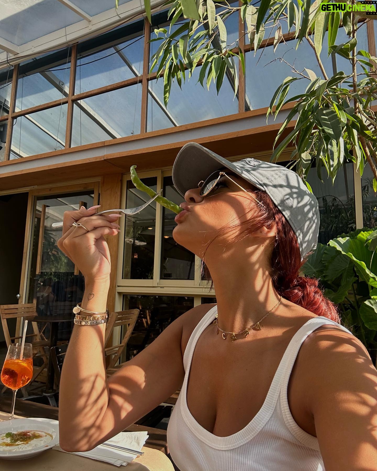 Marwa Merazka Instagram - J’espère que vous avez tous passé une bonne rentrée 📚 je vous avoue que je suis toujours sous le soleil ☀️la rentrée pour moi sera en octobre 🥰