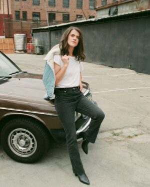 Mary Holland Instagram - Want a ride? This isn’t my car and I’ve been asked not to lean on it, but I can find us a horse or a bike or something? 

📸: @philchester @sarakbyrne @phil.and.sara 
💄: @kerrieurban