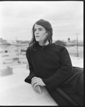 Mary Holland Instagram - Hi! I’m on a roof and I didn’t fall off! 

📸: @phil.and.sara @philchester @sarakbyrne 

💄: @kerrieurban