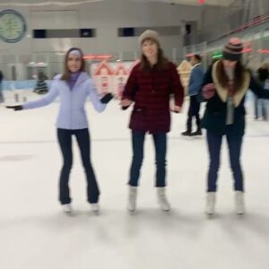 Mary Holland Instagram - 💕3 sisters!💕 I love these two people very much. Huge thanks to @victoriaboa1 for teaching us the backward swizzle (that we absolutely NAIL) ⛸🎄 #happiestseason