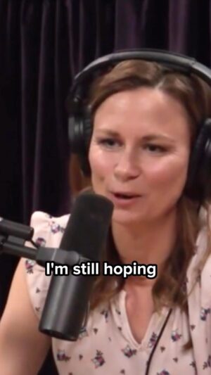 Mary Lynn Rajskub Instagram - Are you Chloe from ‘24’? People want to know 🎭 💃 #joerogan #jre #24 #chloeobrian #comic #female #jokes  #tvactor