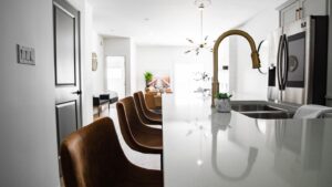 Mary Mack Instagram - How to stage a kitchen in minimal fashion...

#staging #realestateinvesting #realestatetips #kitchendesign