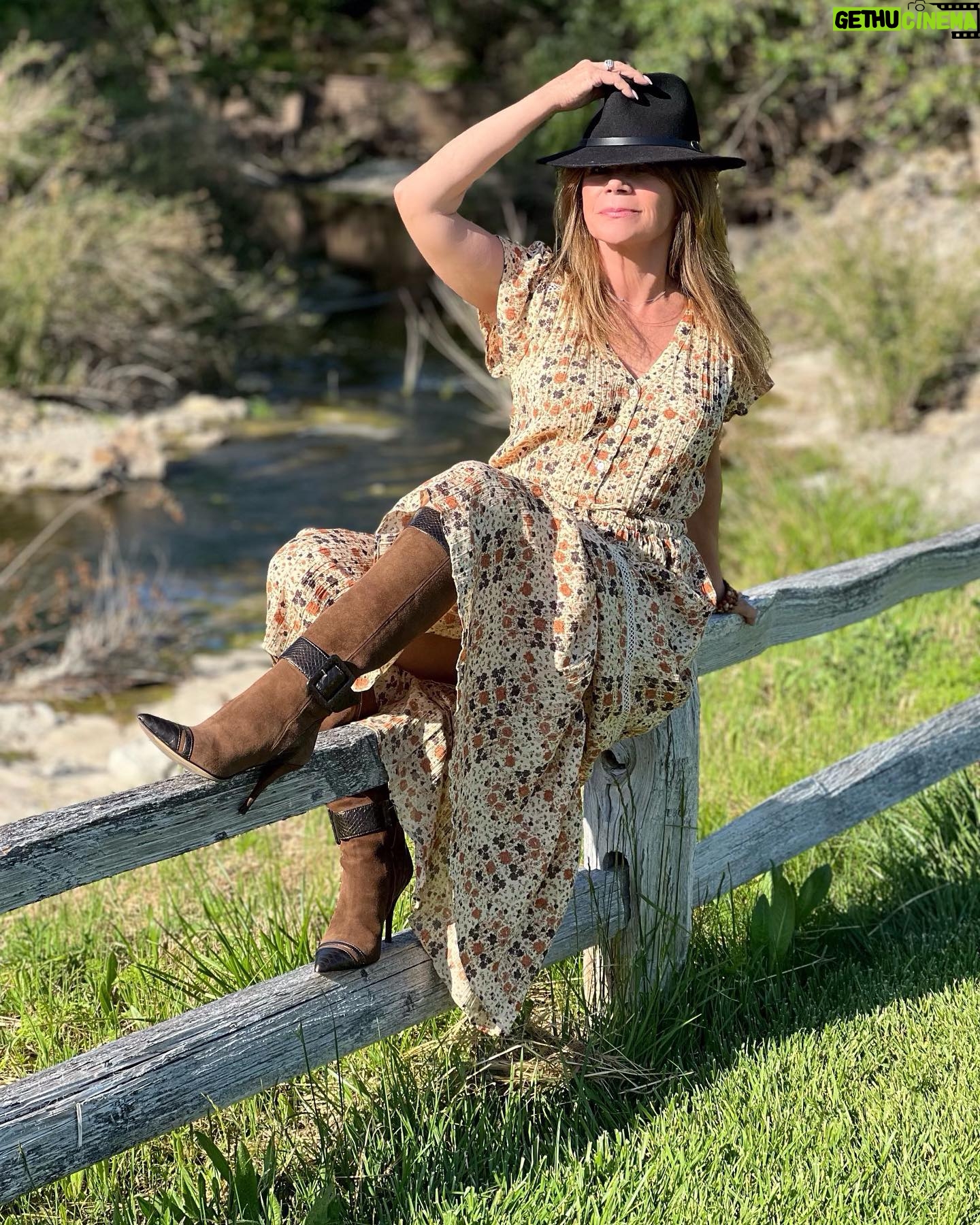 Mary-Margaret Humes - 1.1K Likes - Kicking back in the countryside in my new favorite boots by @beautiisoles Thank you @robynshreiber for turning me on to this fabulous find. Soft suede, elegant style and super comfy for any occasion ⦠do yourself a favor and check out the website ⦠so many awesome styles and cool colors for every season #italianfootwear Have a nice holiday weekend yāall ā¤ļøš